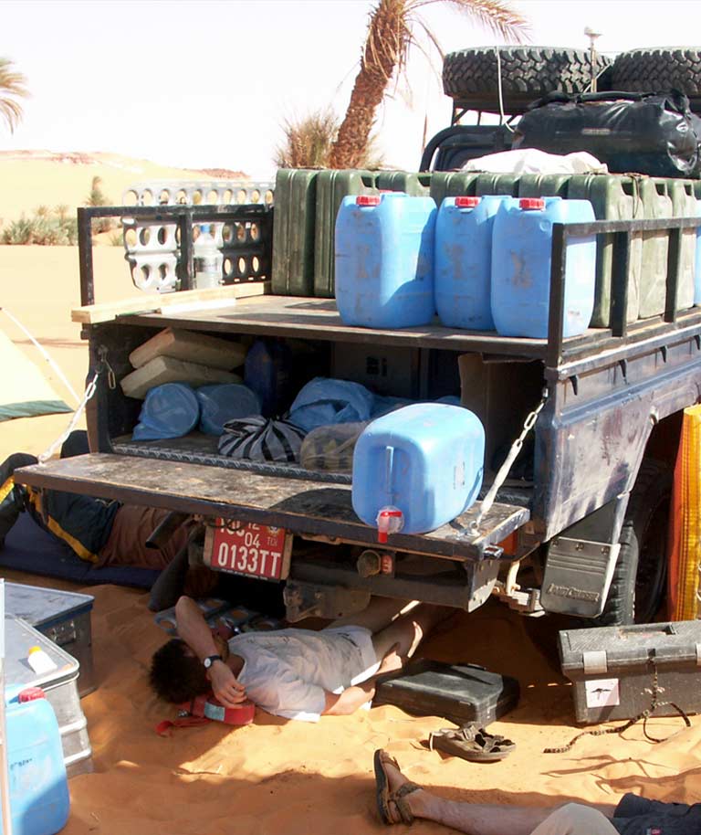 Forscherteam sucht Schatten unter Autos in der Wüste