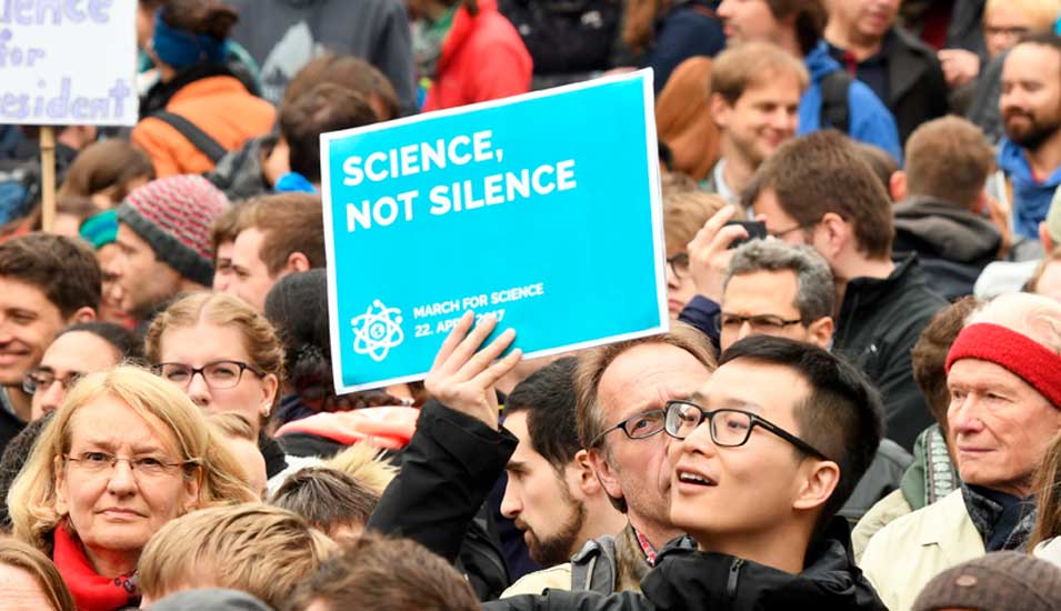 Demonstrant mit Plakat beim March for Science