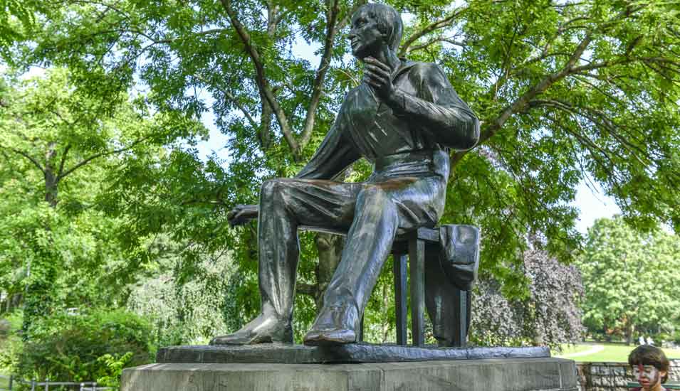 Das Foto zeigt ein Denkmal Heinrich Heines in Berlin.