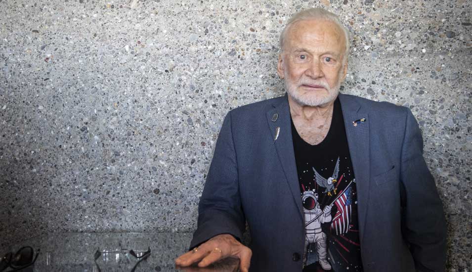 Portraitfoto von Buzz Aldrin mit Astronauten-Druck auf seinem T-Shirt