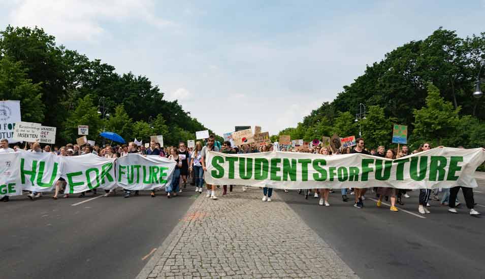 Demonstration von Studenten gegen den Klimawandel, auf den Bannern ist zu lesen "HU for future" und "students for future"