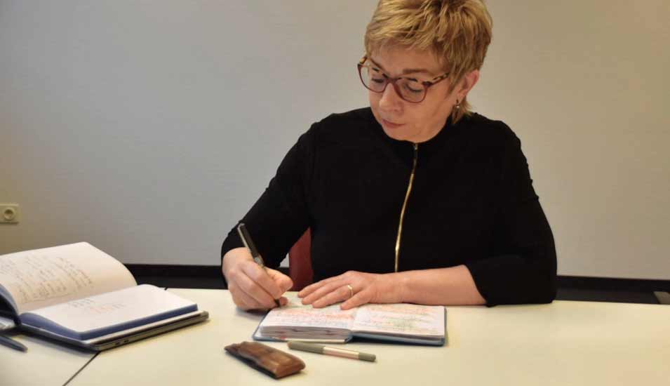 Susanne Lin-Klitzing am Schreibtisch beim Schreiben von Hand