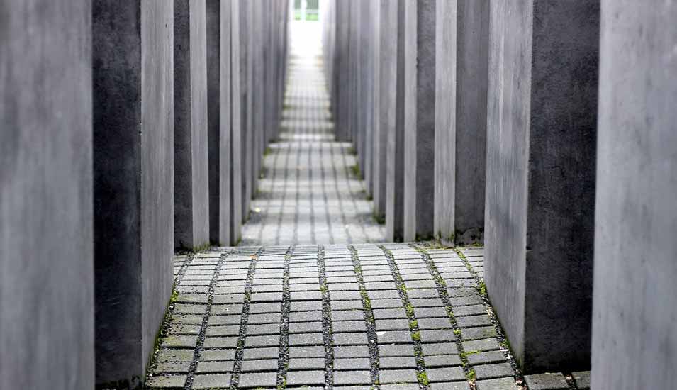 Gang zwischen den Betonquadern im Holocaust-Denkmal in Berlin