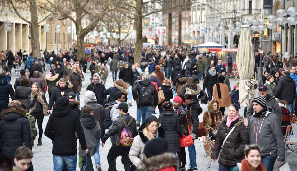 Menschenmenge in der Münchner Innenstadt