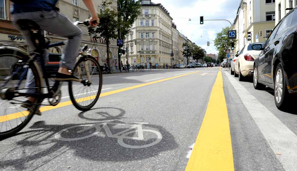 Radfahrer auf einem neu markierten breiten Radweg in München