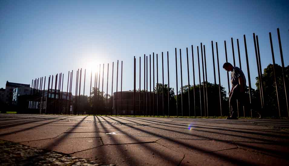 Stahlstäben markieren heute den Verlauf der ehemaligen Berliner Mauer bei einer Gedenkstätte
