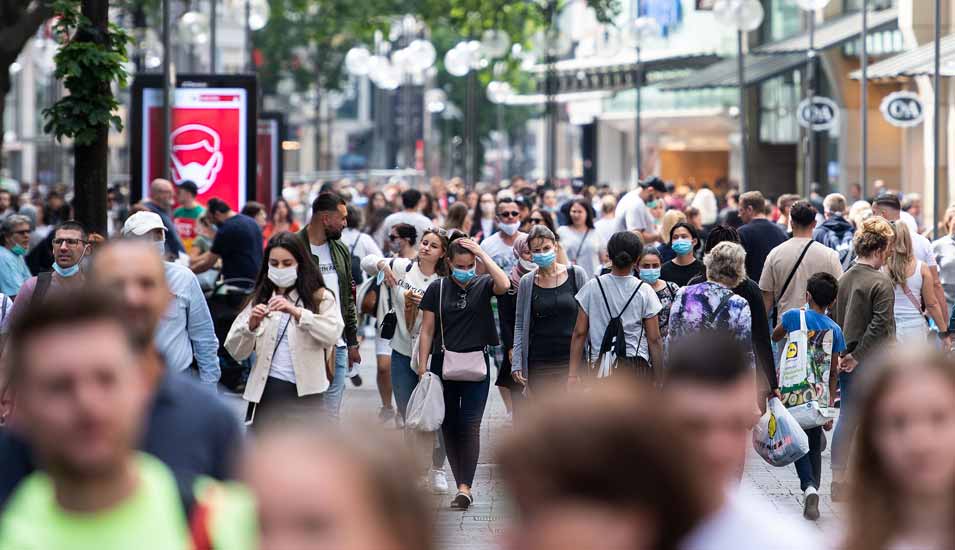 Passanten mit Mund-Nasen-Schutz in einer Kölner Fußgängerzone