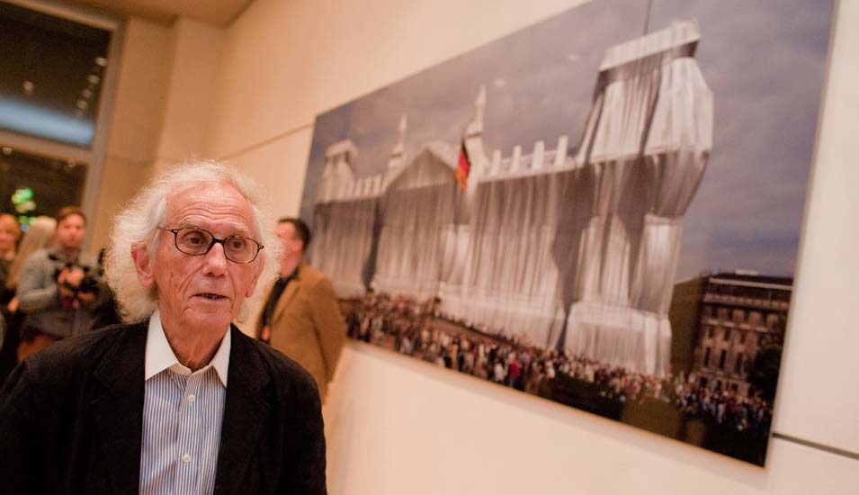 Christo im November 2015 bei der Eröffnung der Ausstellung zum 20. Jahrestag seiner Verhüllung des Reichstags.