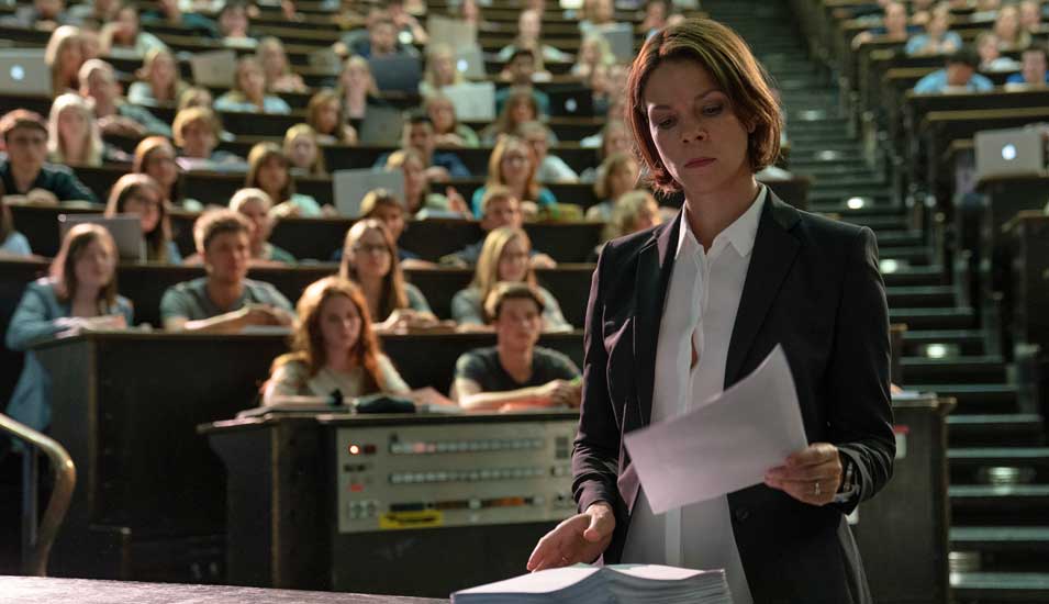 Jessica Schwarz steht in ihrer Rolle als Professorin vor Studierenden