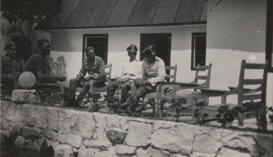 Mitglieder der SS sitzen im Frühsommer 1943 auf der Terrasse des neuen Offizierskasinos im Vernichtungslager Sobibór.