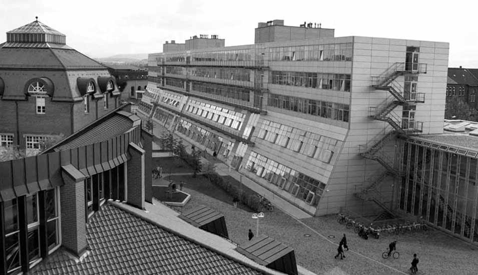 Foto von Oktober 1996: Die Uni Kassel feiert 25.-jähriges Jubiläum. Blick auf einen Teil der Gesamthochschule Kassel (GhK), rechts im Bild der in diesem Jahr eingeweihte Neubau für den Fachbereich Technik. 