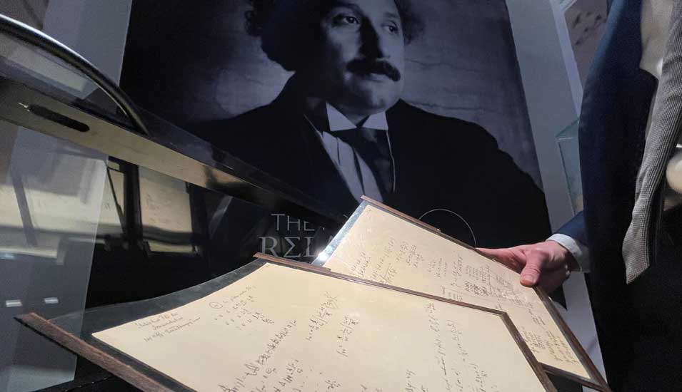 Zwei Seiten des insgesamt 54-seitigen Einstein-Besso-Manuskripts in einem Schaukasten bei der Auktion.