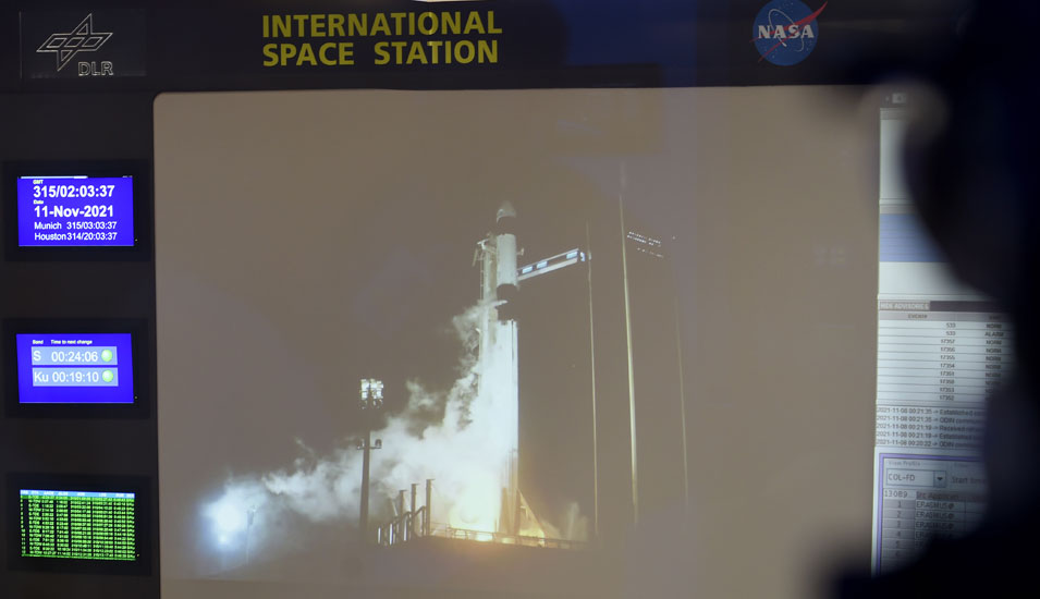 Blick auf eine Videoleinwand im Columbus Control Center im Deutschen Zentrum für Luft- und Raumfahrt (DLR). Gezeigt wird der Raketenstart.