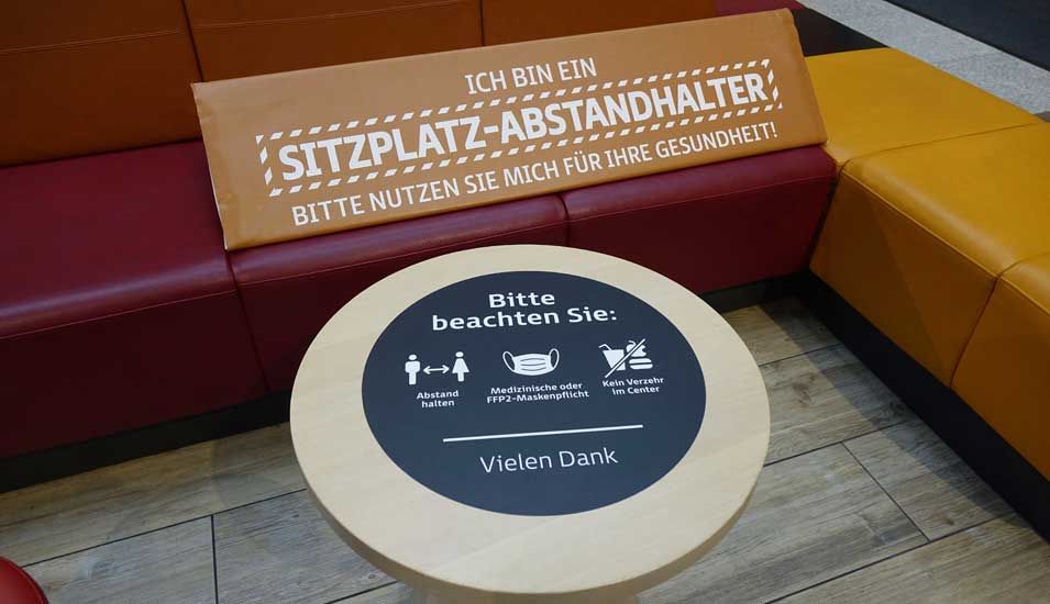 Ein "Sitzplatzabstandshalter" in einer Sitzecke in einem Einkaufszentrum in Potsdam, das den nötigen Sicherheitsabstand gewähren soll.