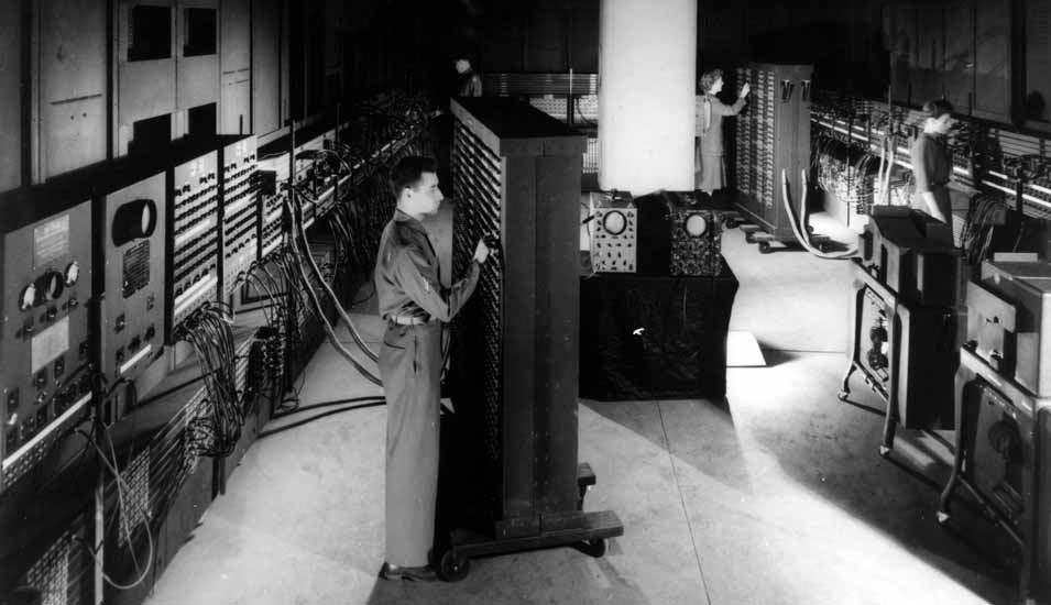 historisches Foto mit Gesamtansicht des ENIAC-Computers