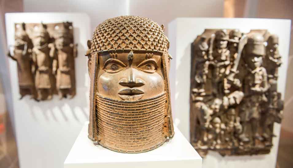 Drei Raubkunst-Bronzen aus dem Land Benin in Westafrika sind im Hamburger Museum für Kunst und Gewerbe (MKG) ausgestellt. 