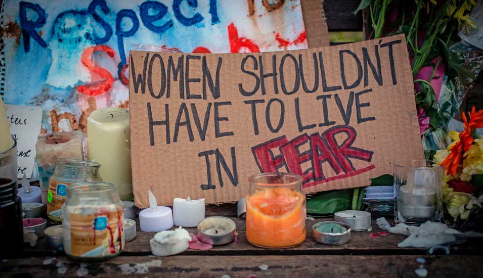 Schild auf dem steht "Frauen sollten nicht in Angst Leben müssen", aufgestellt im Anschluss an die Ermordung von Sarah Everard in Großbritannien.