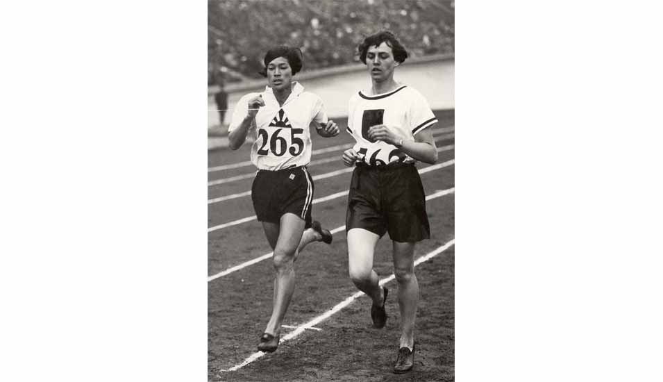 Die Japanerin Kinue Hitomi und die Deutsche Lina Radke gewannen Silber und Gold über 800 Meter in der Leichtathletik bei den Olympischen Spielen 1928 in Amsterdam.