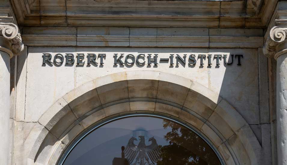 Blick auf die Fassade des Gebäudes des Robert Koch Instituts in Berlin mit Namensschriftzug.