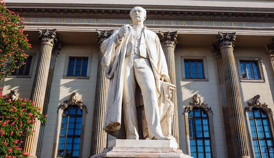 Helmholtz-Statue vor der Humboldt Universität Berlin