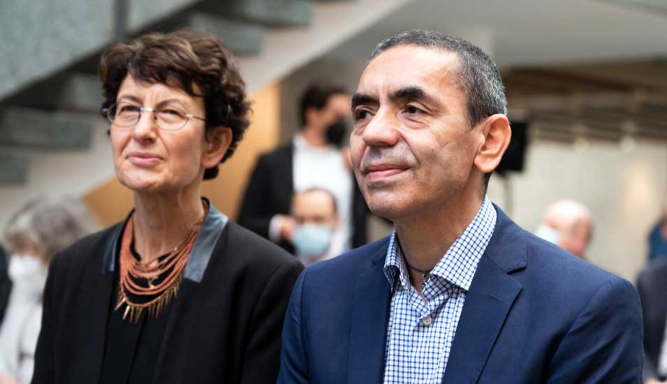 Dr. Özlem Türeci und Professor Ugur Sahin sitzen nebeneinander.