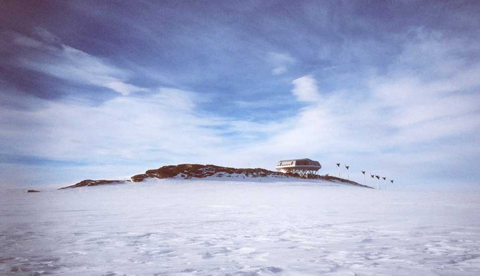 Landschaftsfoto der belgischen "Princess Elisabeth" Polarstation in der Antarktis