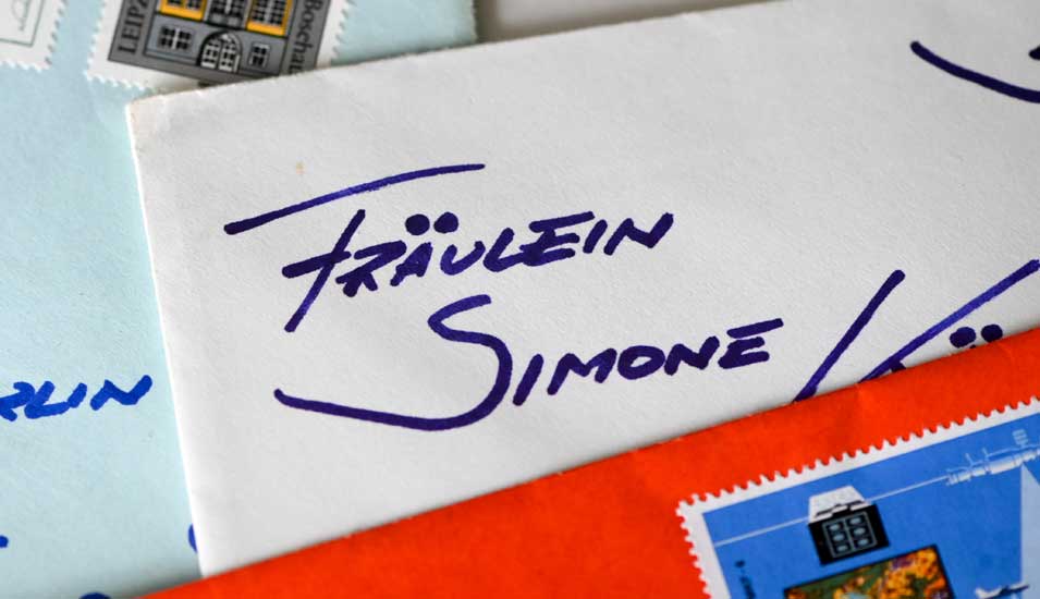 Briefumschläge auf denen "Fräulein Simone" per Hand geschriben wurde.