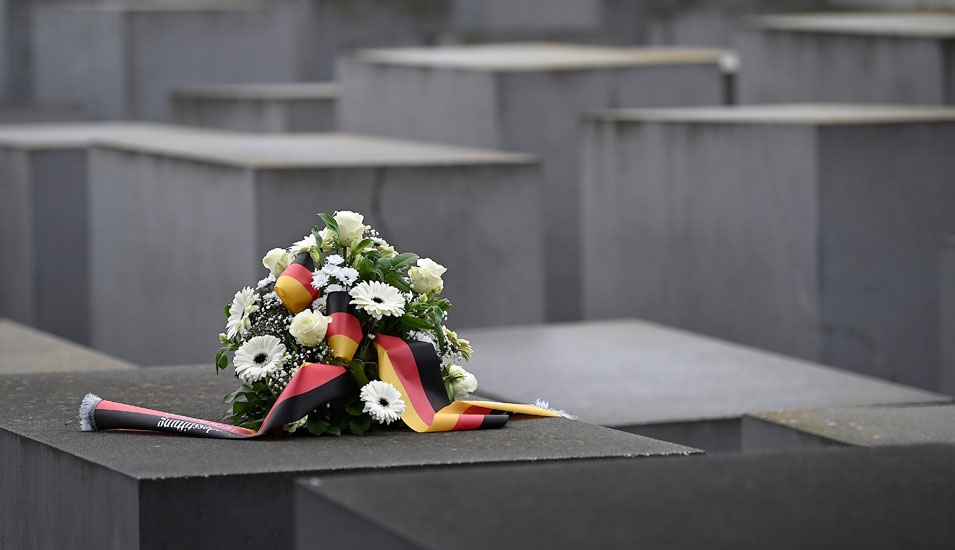 Ein Gedenkkranz liegt anlässlich des Holocaust-Gedenktages, zum Gedenken an die Opfer des Nationalsozialismus, am Mahnmal für die ermordeten Juden Europas, das auch Holocaust-Denkmal genannt wird. 