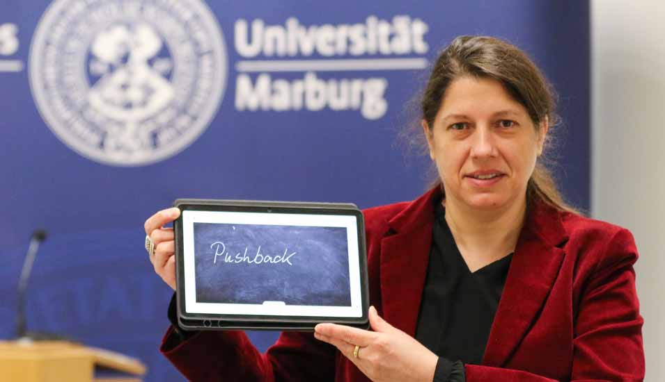 Die Sprachwissenschaftlerin und Jurymitglied Constanze Spieß präsentiert „Pushback“, das „Unwort des Jahres“ 2021, auf einem iPad bei einer Pressekonferenz an der Universität Marburg.