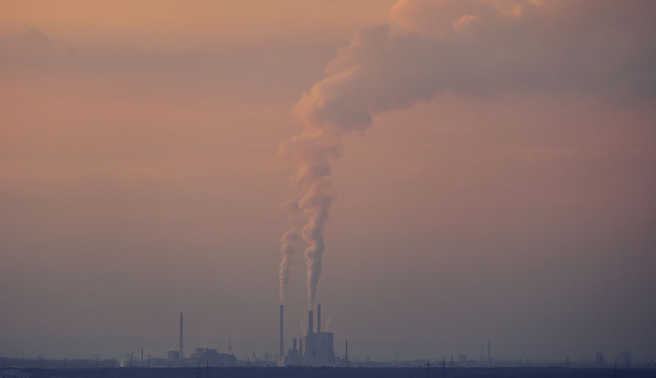 Kohlekraftwerk in Mannheim, Rauch steigt in den Himmel