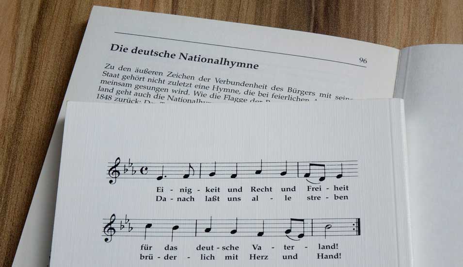 Notenblatt und Text der deutschen Nationalhymne.