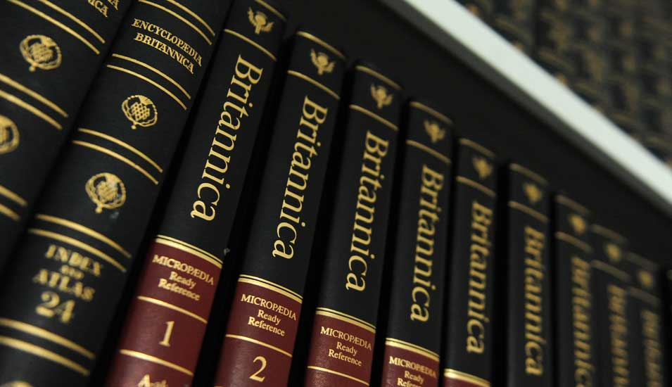 Bände der Encyclopaedia Britannica in einer Bibliothek.