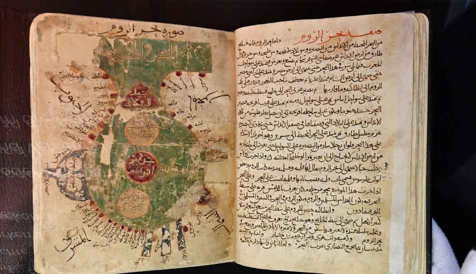 Zwei Seiten aus der arabischen Abschrift von dem "Buch der Wege und Provinzen". Auf der linken Seite ist eine Landkarte, auf der rechten Text in arabsicher Sprache.