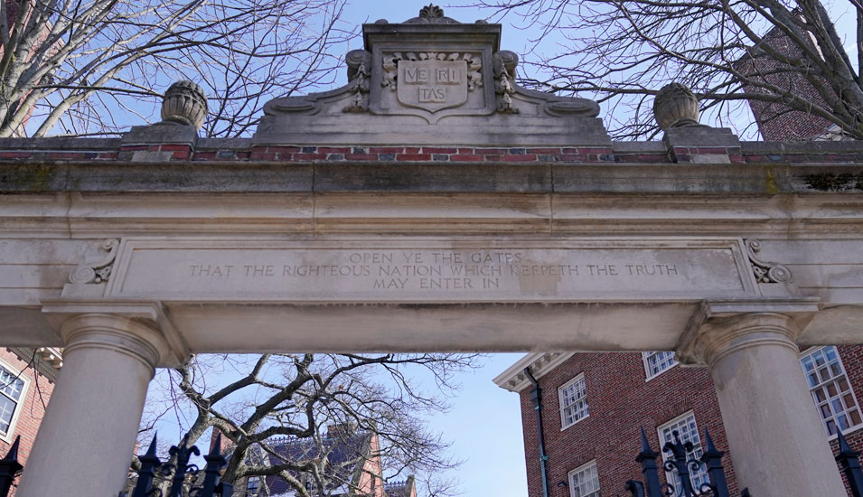 Tor zum Harvard Yard auf dem Campus der Harvard University in Cambridge, Massachusetts. Die Inschrift lautet "Veritas. Öffne die Tore, so dass die rechtschaffene Nation, die die Wahrheit bewahrt, eintreten kann".