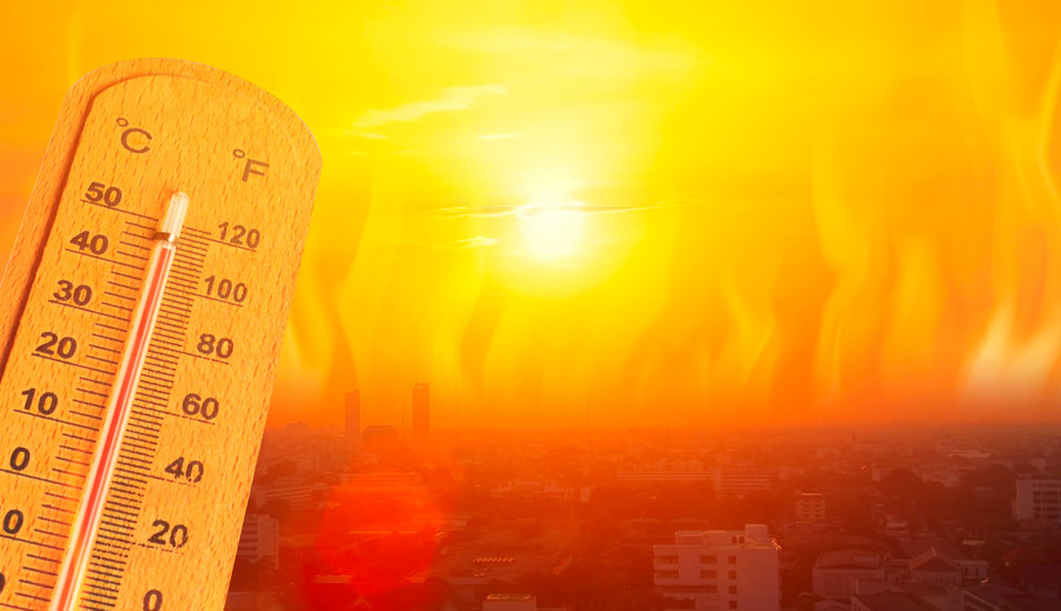 Symbolbild: Thermometer, das über 40 Grand anzeigt vor glühender Stadt.
