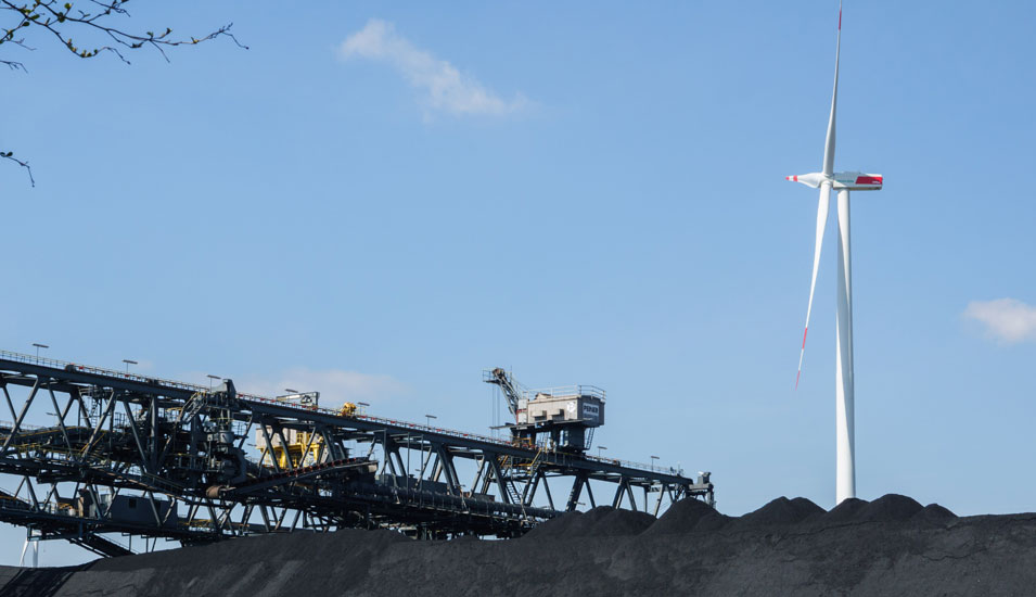 Steinkohle liegt in einem Kohlefaden am Mittellandkanal in Sichtweite von Windrädern und wird gefördert. 