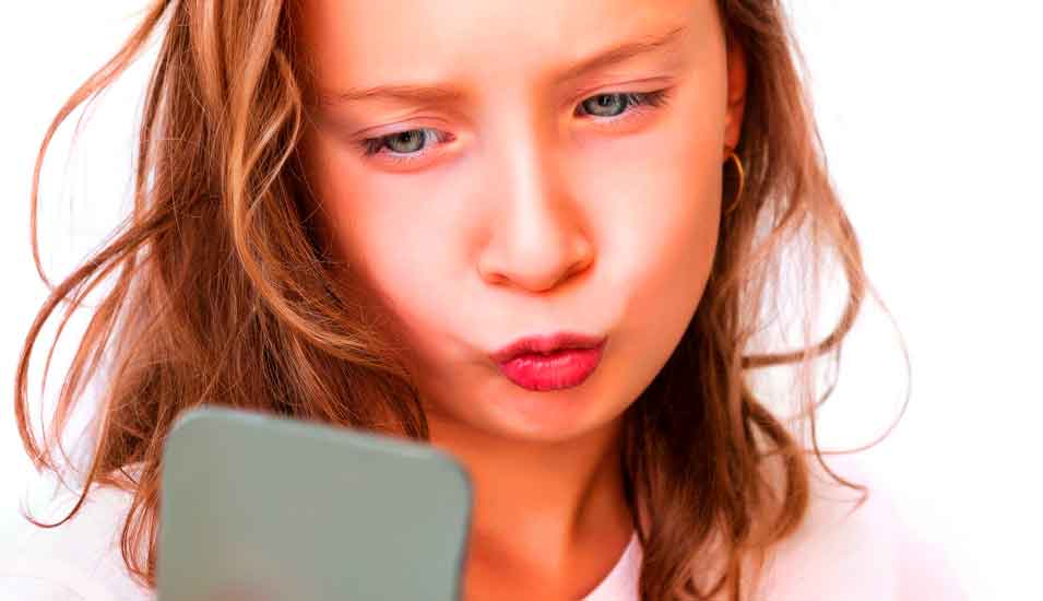 Junges Mädchen macht ein Selfie mit Duckface