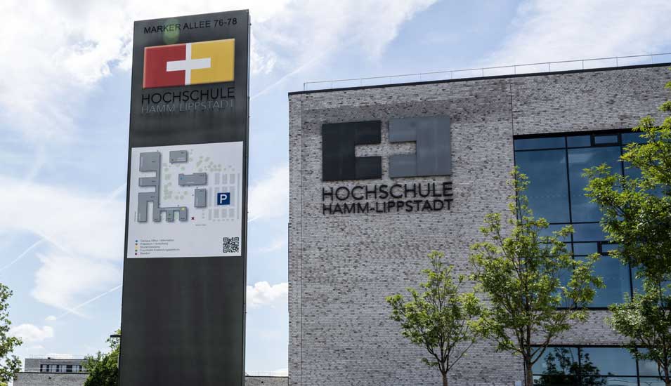 Der Campus Hamm der Hochschule Hamm-Lippstadt mit dem Logo der Hochschule an einem Gebäude.
