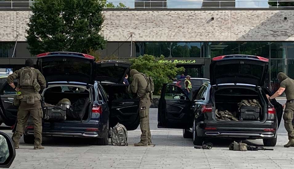 Spezialkräfte der Polizei stehen neben Fahrzeugen auf dem Gelände der Hochschule Hamm-Lippstadt.