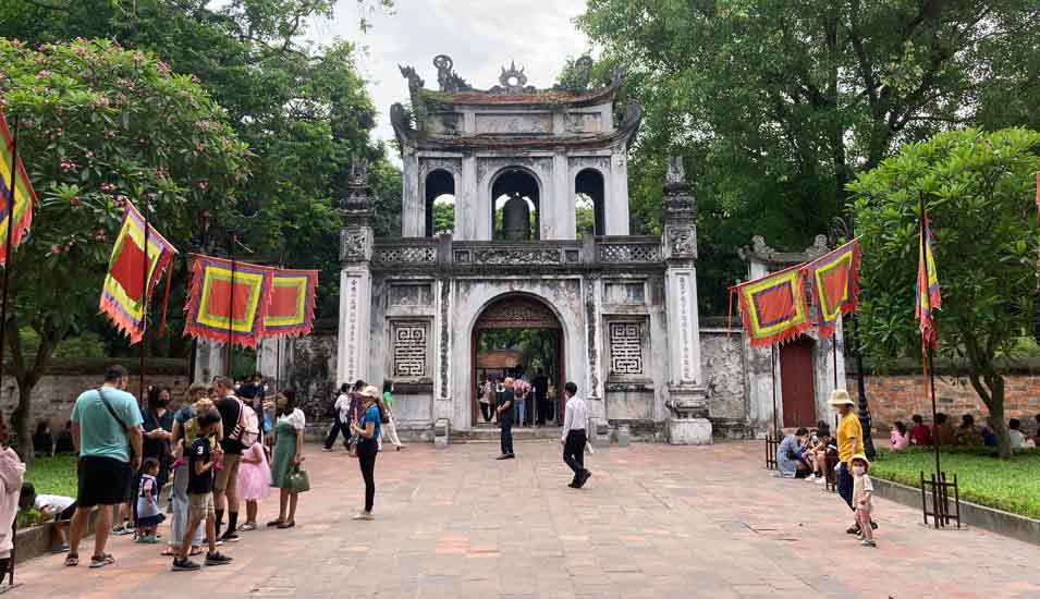 Studierende vor dem Eingang von Van Mieu-Quoc Tu Giam, der ältesten Universität Vietnams.. 