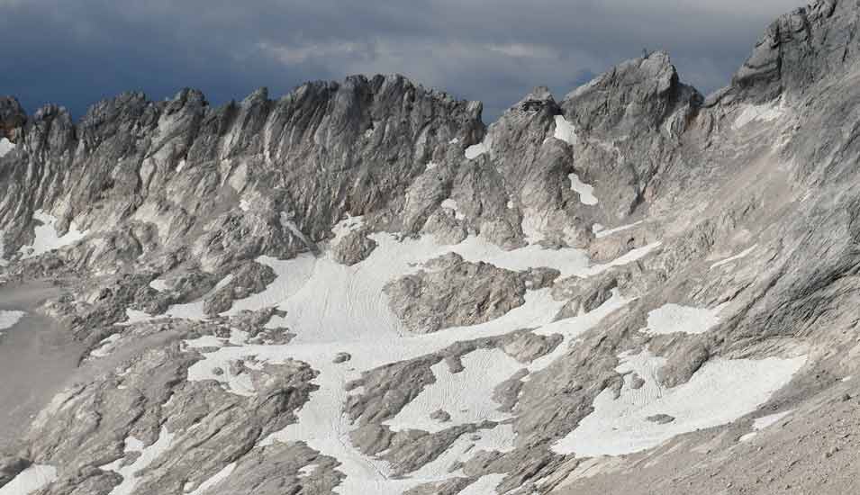 Schnee liegt auf dem Gletscherrest des Südlichen Schneeferners auf dem Zugspitzplatt. 