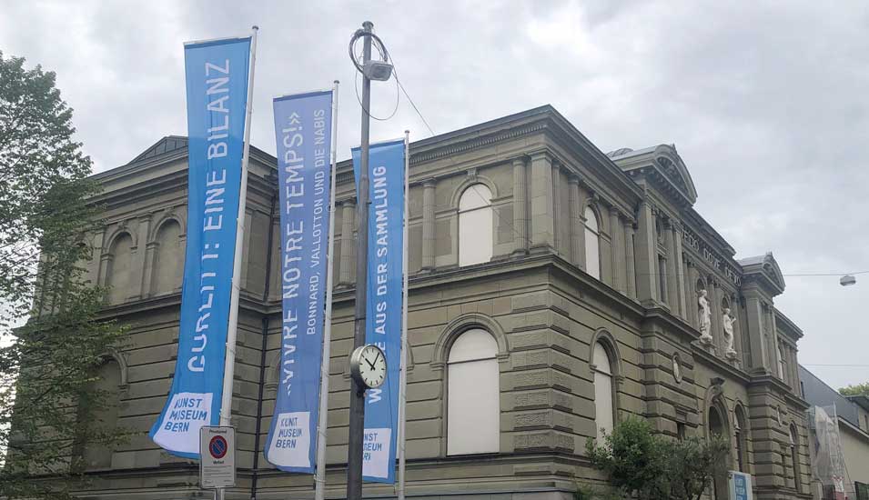 Kunstmuseum Bern mit Fahnen der Ausstellung "Gurlitt: Eine Bilanz" 