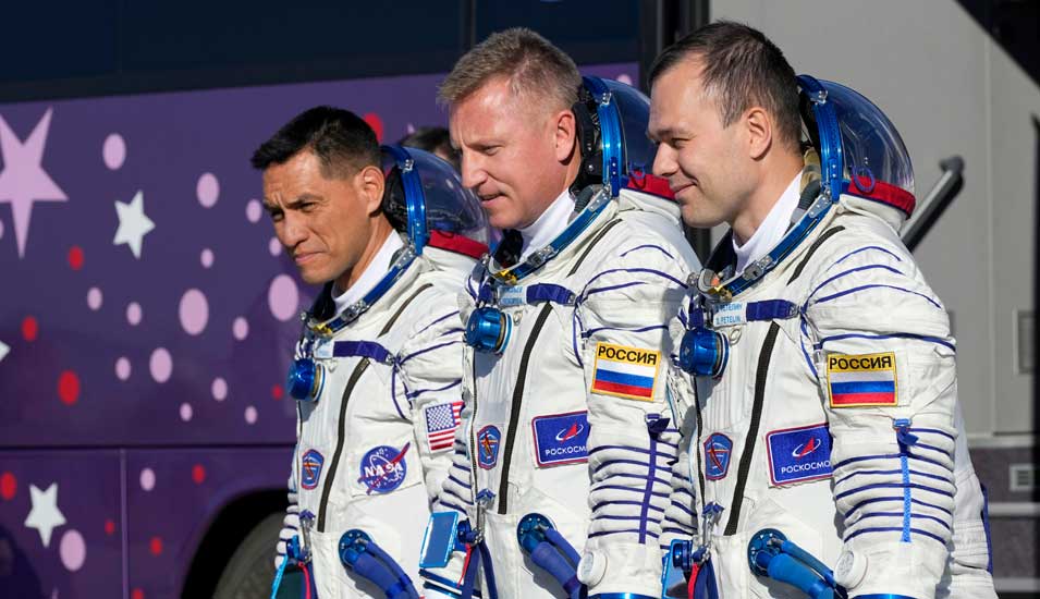 Der Nasa-Astronaut Frank Rubio und die Roskosmos-Kosmonauten Sergey Prokopyev und Dmitri Petelin vor dem Abflug zur Internationalen Raumstation ISS am Mittwoch.