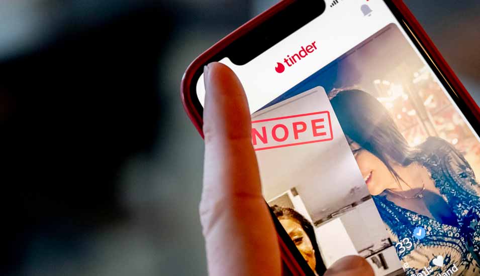 Die Tinder Online Dating App auf einem Smartphone-Display