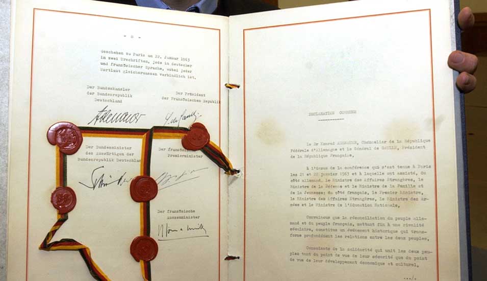 Der Elysée-Vertrag mit Unterschriften beider damaliger Staatschefs, Bundeskanzler Konrad Adenauer und des französischen Präsidenten Charles de Gaulle. 