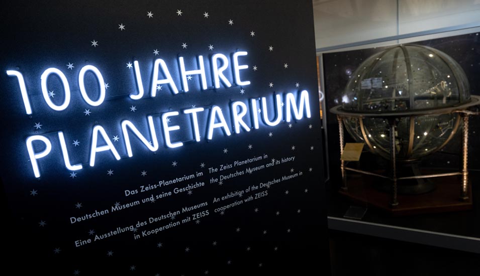 Eine Anzeigetafel im Deutschen Museum anlässlich der Ausstellung "100 Jahre Planetarium"