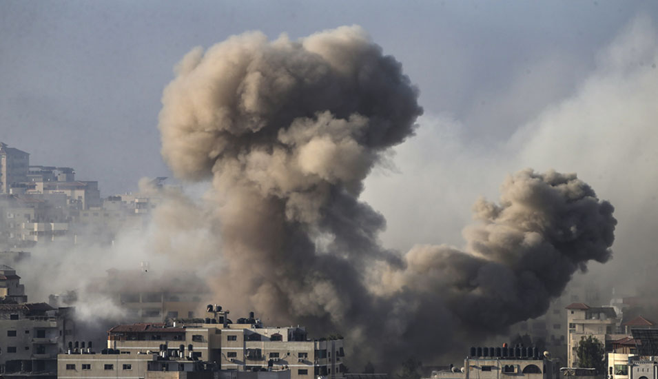 Eine Rauchwolke steigt nach einem Raketenangriff auf ein Ziel im Gaza-Streifen auf.
