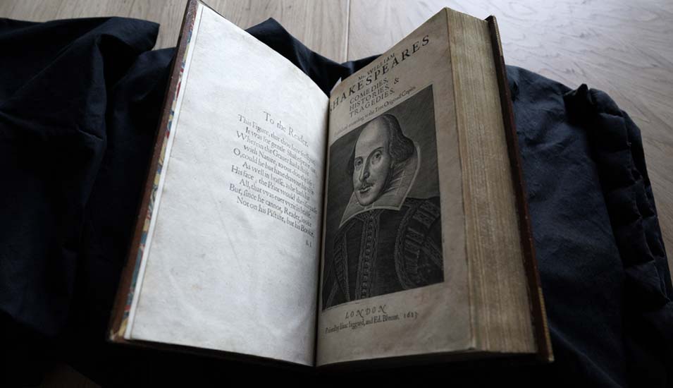 Eine Fotografie einer alten Ausgabe des First Folio von William Shakespeares Theaterstücken