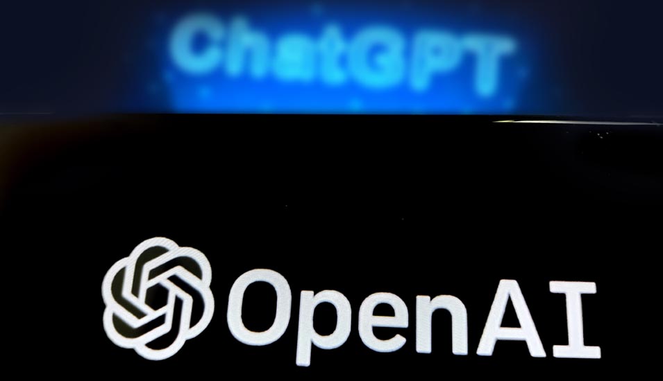 Bildschirme zeigen die Logos von OpenAI und ChatGPT.