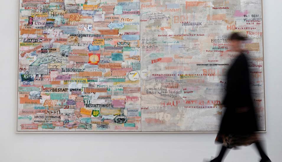 Eine Besucherin vor einem Gemälde von Gerhard Hoehme namens "Berliner Brief"